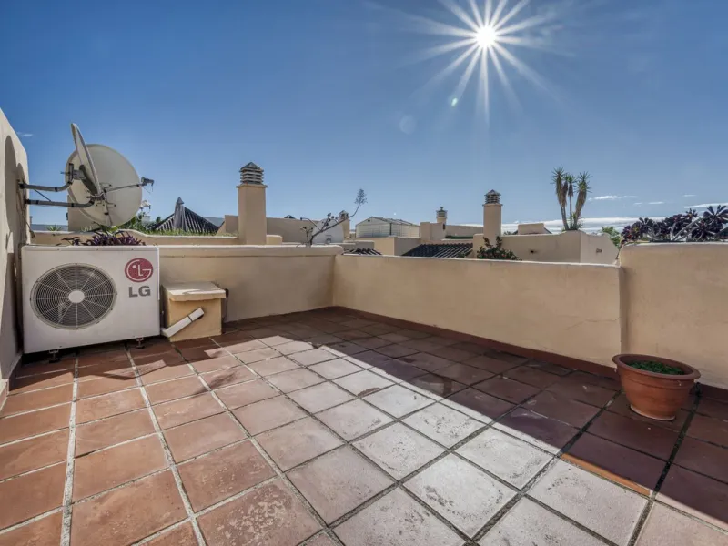 Discover this beautiful townhouse located in a quiet and well-kept closed urbanisation in Marbella, ideal for those looking for comfort, privacy and an excellent location, a few minutes from the main points of interest of the Costa del Sol.