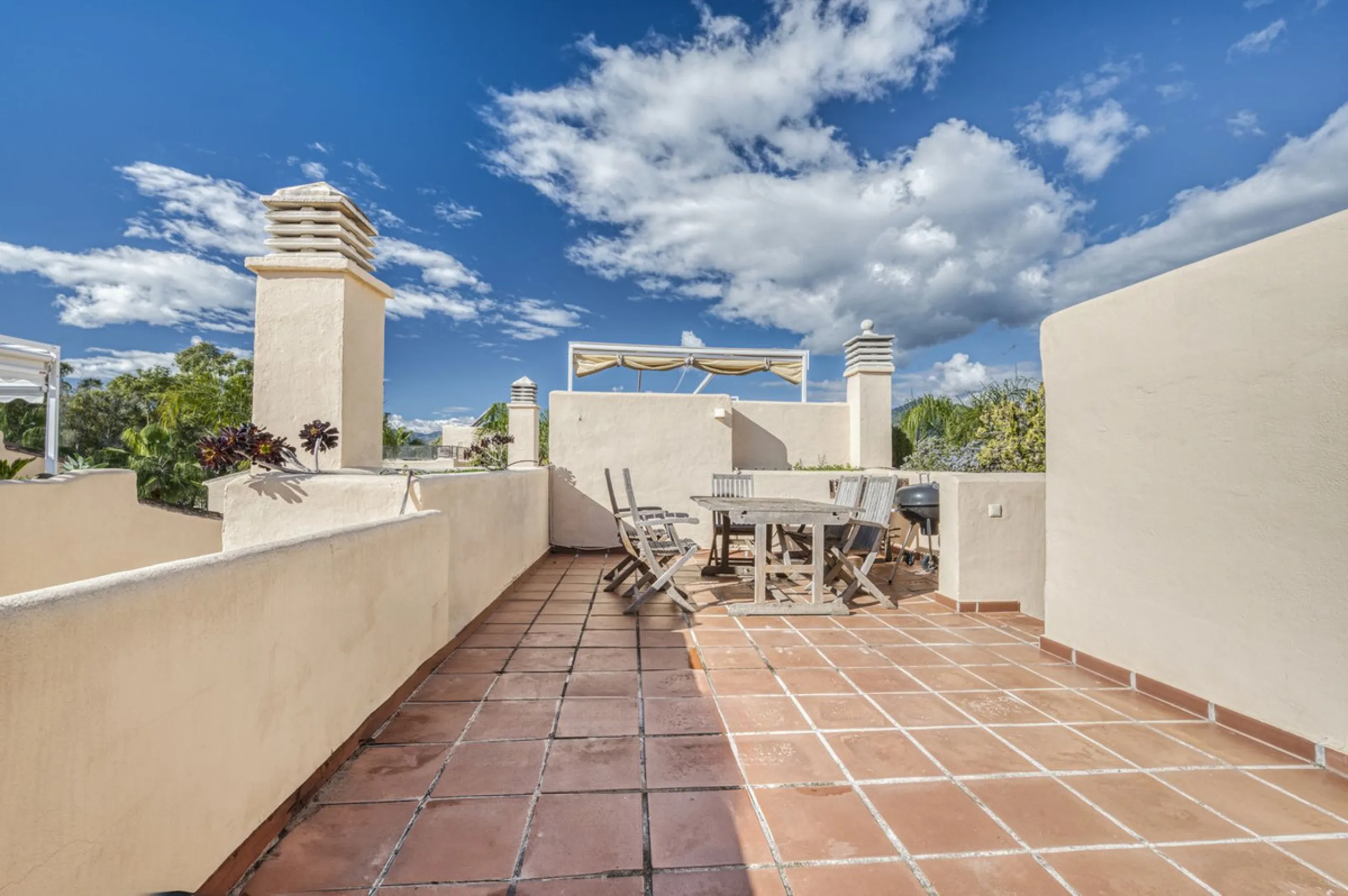 Discover this beautiful townhouse located in a quiet and well-kept closed urbanisation in Marbella, ideal for those looking for comfort, privacy and an excellent location, a few minutes from the main points of interest of the Costa del Sol.