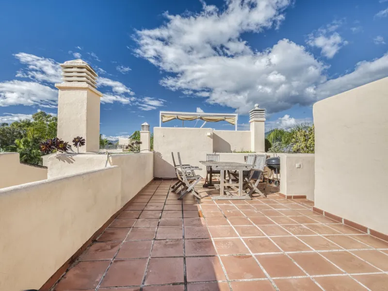Discover this beautiful townhouse located in a quiet and well-kept closed urbanisation in Marbella, ideal for those looking for comfort, privacy and an excellent location, a few minutes from the main points of interest of the Costa del Sol.