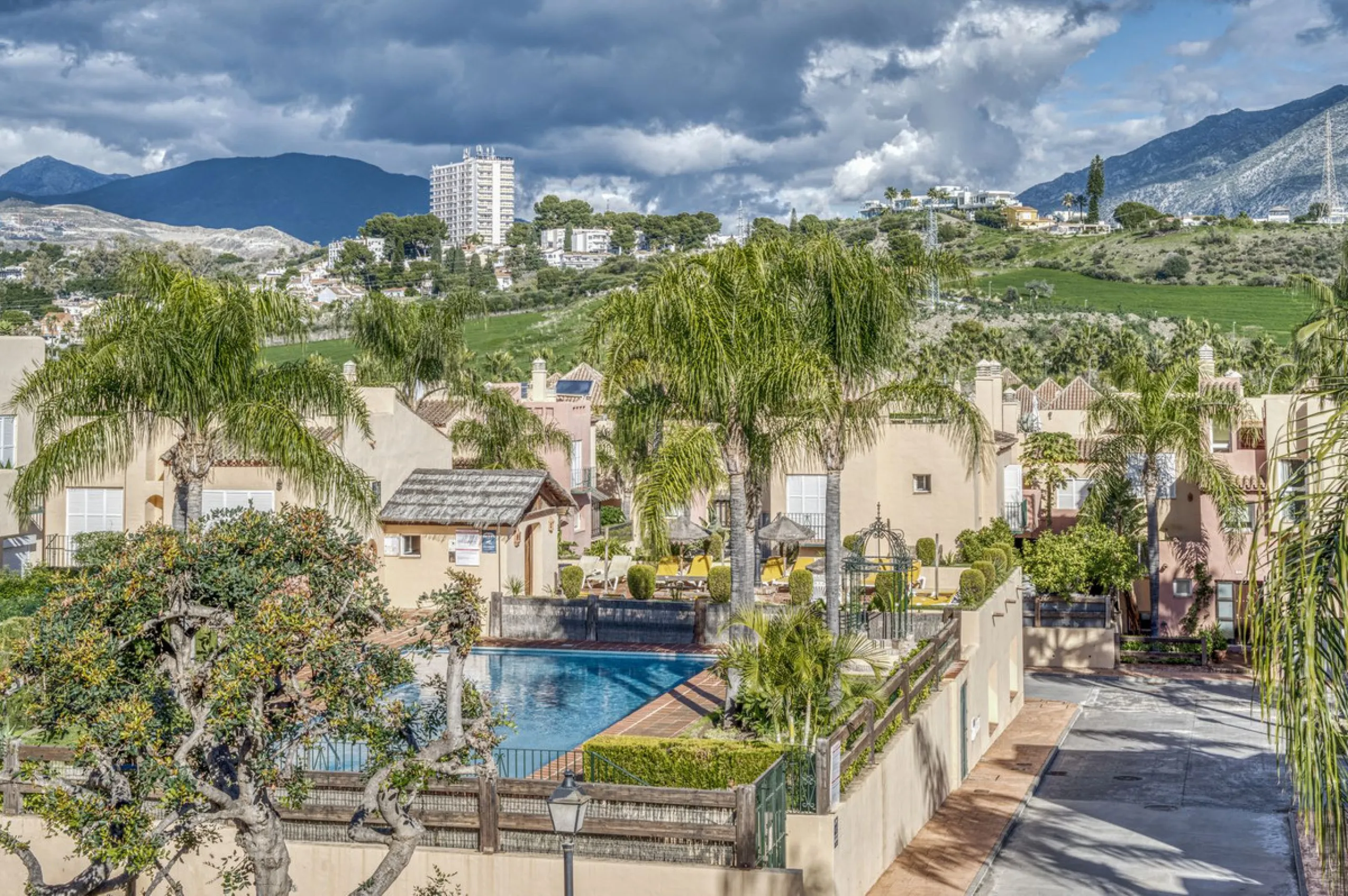 Discover this beautiful townhouse located in a quiet and well-kept closed urbanisation in Marbella, ideal for those looking for comfort, privacy and an excellent location, a few minutes from the main points of interest of the Costa del Sol.