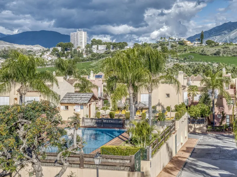 Discover this beautiful townhouse located in a quiet and well-kept closed urbanisation in Marbella, ideal for those looking for comfort, privacy and an excellent location, a few minutes from the main points of interest of the Costa del Sol.