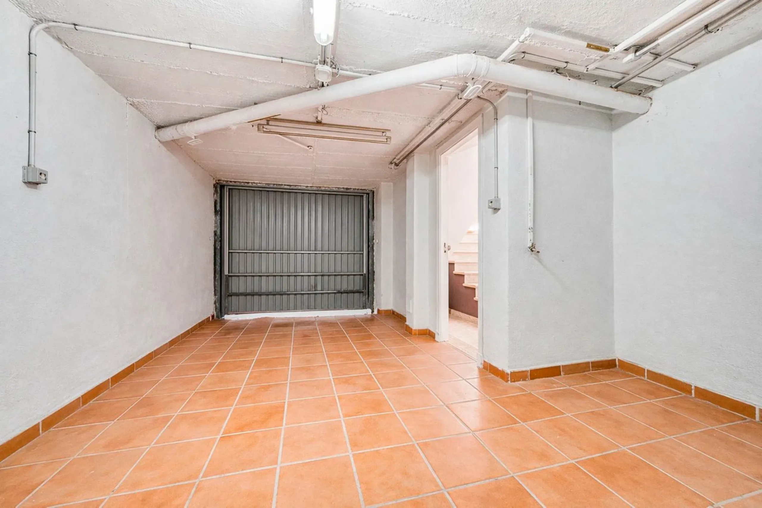 Discover this beautiful townhouse located in a quiet and well-kept closed urbanisation in Marbella, ideal for those looking for comfort, privacy and an excellent location, a few minutes from the main points of interest of the Costa del Sol.