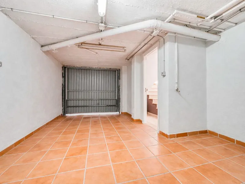 Discover this beautiful townhouse located in a quiet and well-kept closed urbanisation in Marbella, ideal for those looking for comfort, privacy and an excellent location, a few minutes from the main points of interest of the Costa del Sol.
