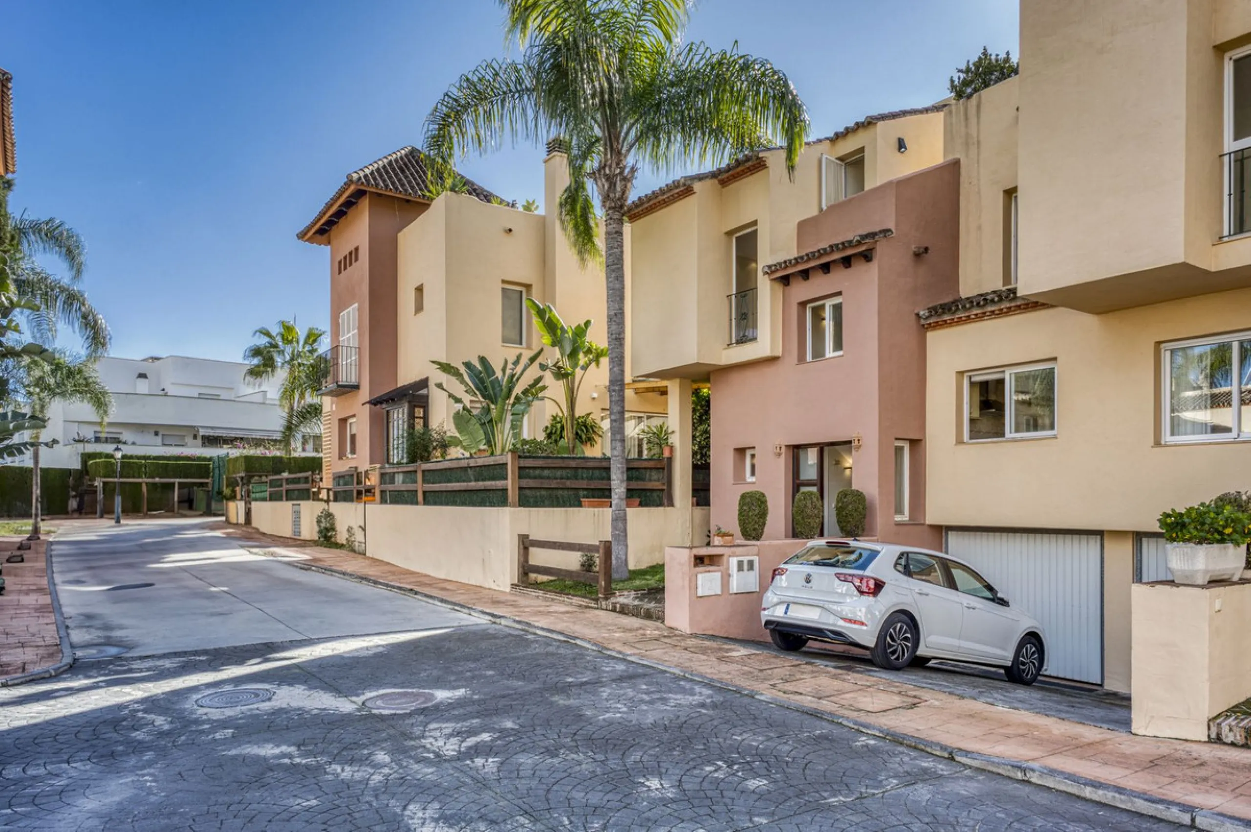 Discover this beautiful townhouse located in a quiet and well-kept closed urbanisation in Marbella, ideal for those looking for comfort, privacy and an excellent location, a few minutes from the main points of interest of the Costa del Sol.