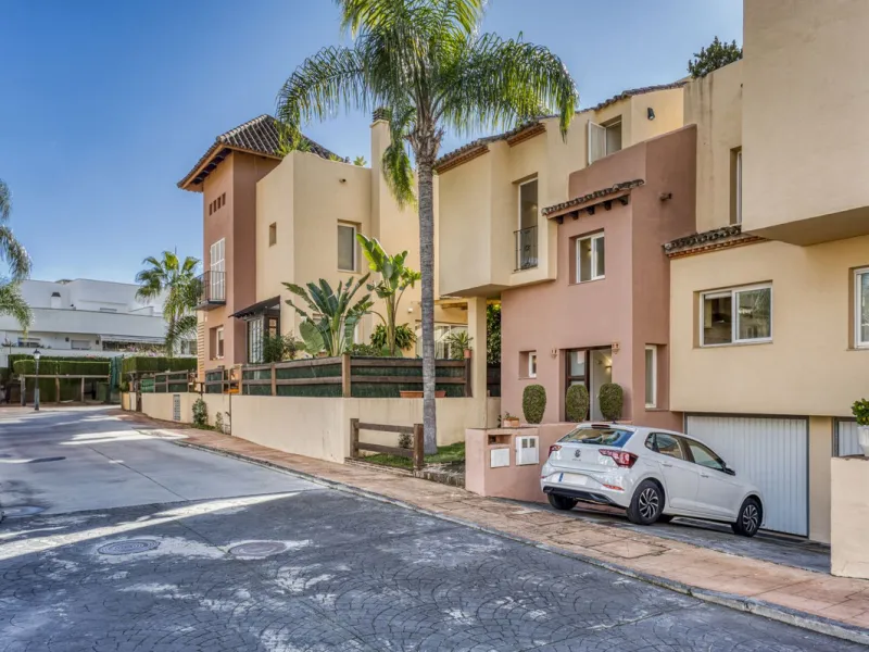 Discover this beautiful townhouse located in a quiet and well-kept closed urbanisation in Marbella, ideal for those looking for comfort, privacy and an excellent location, a few minutes from the main points of interest of the Costa del Sol.