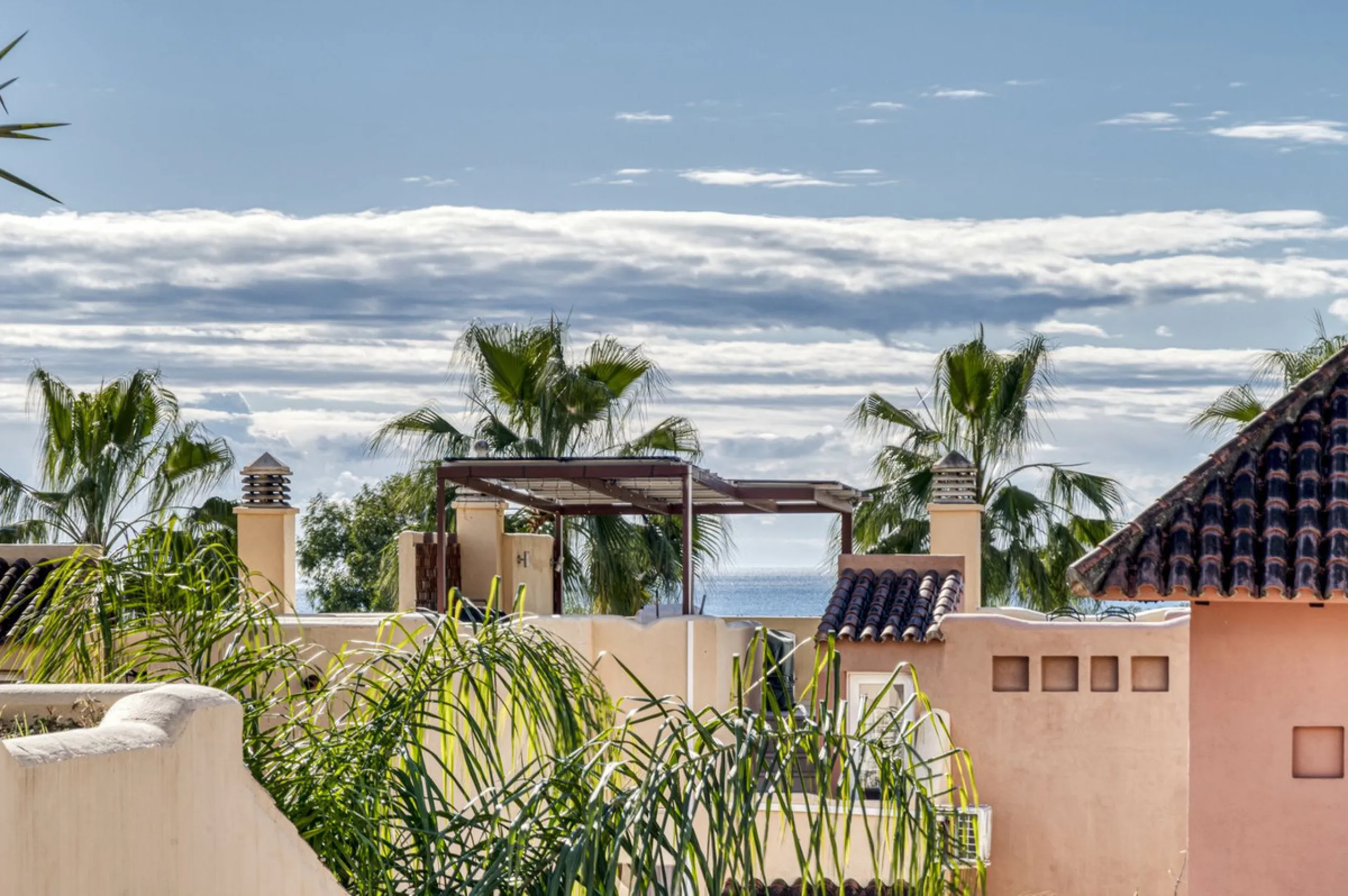 Discover this beautiful townhouse located in a quiet and well-kept closed urbanisation in Marbella, ideal for those looking for comfort, privacy and an excellent location, a few minutes from the main points of interest of the Costa del Sol.
