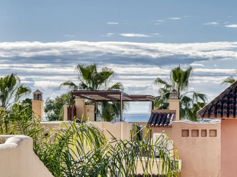 Discover this beautiful townhouse located in a quiet and well-kept closed urbanisation in Marbella, ideal for those looking for comfort, privacy and an excellent location, a few minutes from the main points of interest of the Costa del Sol.