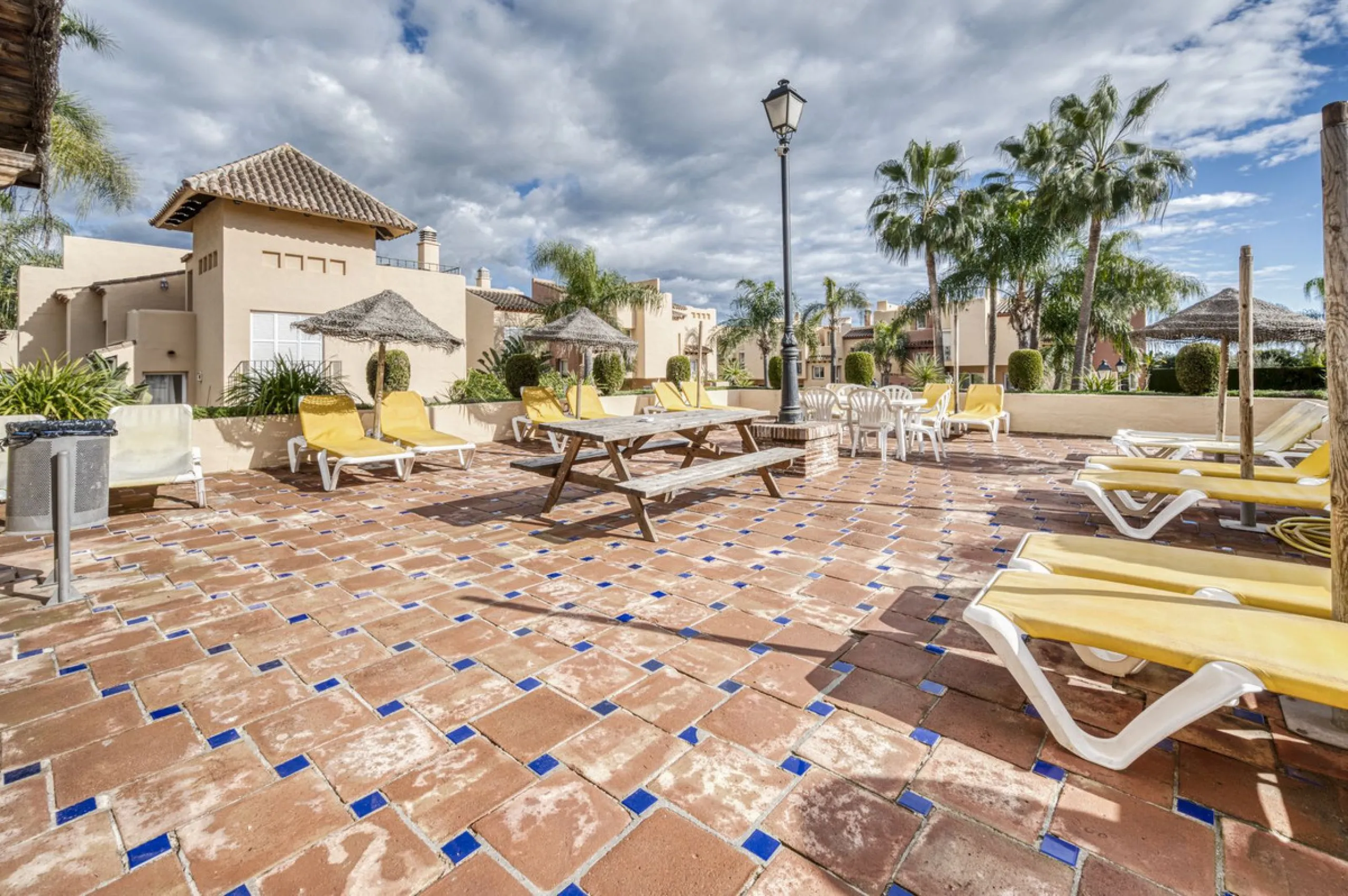 Discover this beautiful townhouse located in a quiet and well-kept closed urbanisation in Marbella, ideal for those looking for comfort, privacy and an excellent location, a few minutes from the main points of interest of the Costa del Sol.