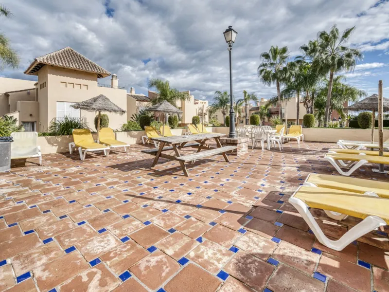 Discover this beautiful townhouse located in a quiet and well-kept closed urbanisation in Marbella, ideal for those looking for comfort, privacy and an excellent location, a few minutes from the main points of interest of the Costa del Sol.