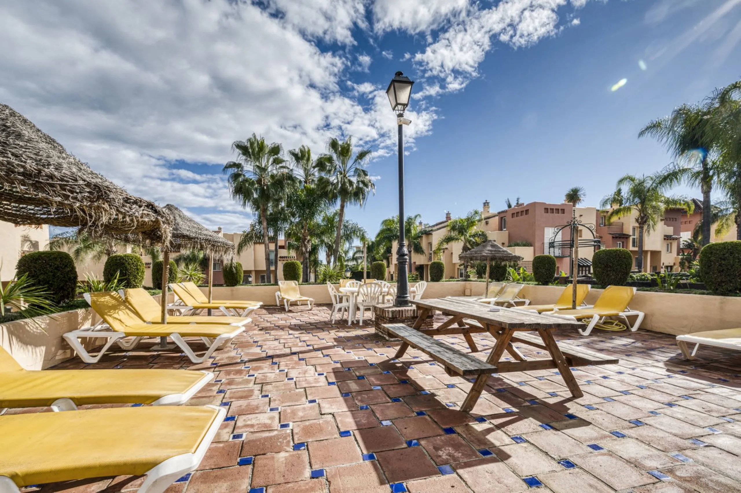 Discover this beautiful townhouse located in a quiet and well-kept closed urbanisation in Marbella, ideal for those looking for comfort, privacy and an excellent location, a few minutes from the main points of interest of the Costa del Sol.