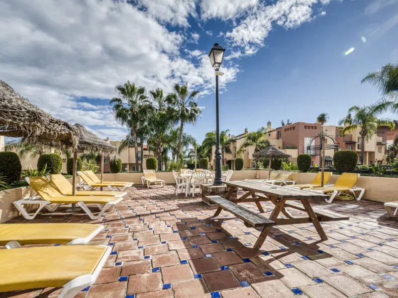 Discover this beautiful townhouse located in a quiet and well-kept closed urbanisation in Marbella, ideal for those looking for comfort, privacy and an excellent location, a few minutes from the main points of interest of the Costa del Sol.