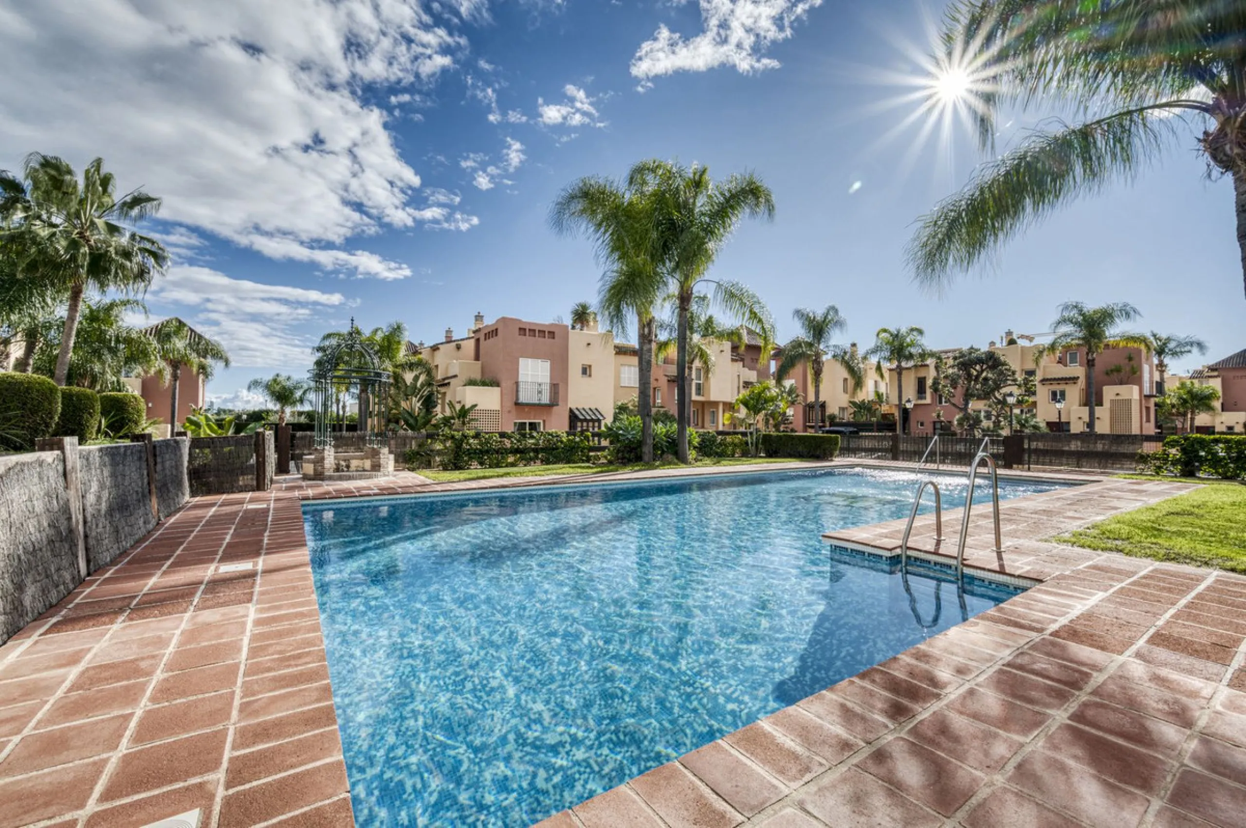 Discover this beautiful townhouse located in a quiet and well-kept closed urbanisation in Marbella, ideal for those looking for comfort, privacy and an excellent location, a few minutes from the main points of interest of the Costa del Sol.