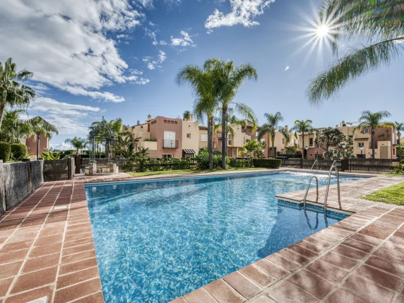 Discover this beautiful townhouse located in a quiet and well-kept closed urbanisation in Marbella, ideal for those looking for comfort, privacy and an excellent location, a few minutes from the main points of interest of the Costa del Sol.