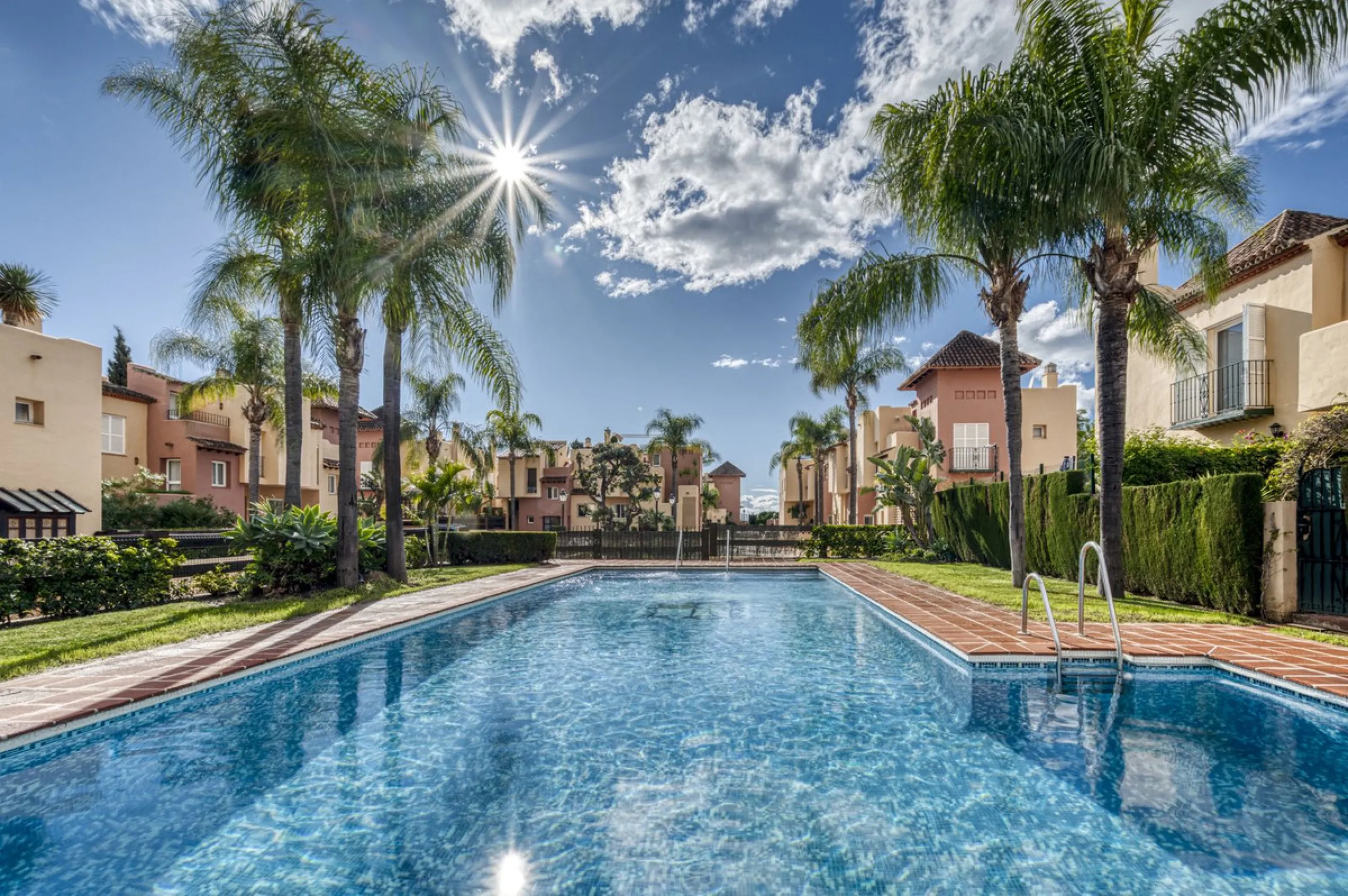 Discover this beautiful townhouse located in a quiet and well-kept closed urbanisation in Marbella, ideal for those looking for comfort, privacy and an excellent location, a few minutes from the main points of interest of the Costa del Sol.