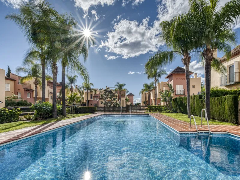 Discover this beautiful townhouse located in a quiet and well-kept closed urbanisation in Marbella, ideal for those looking for comfort, privacy and an excellent location, a few minutes from the main points of interest of the Costa del Sol.