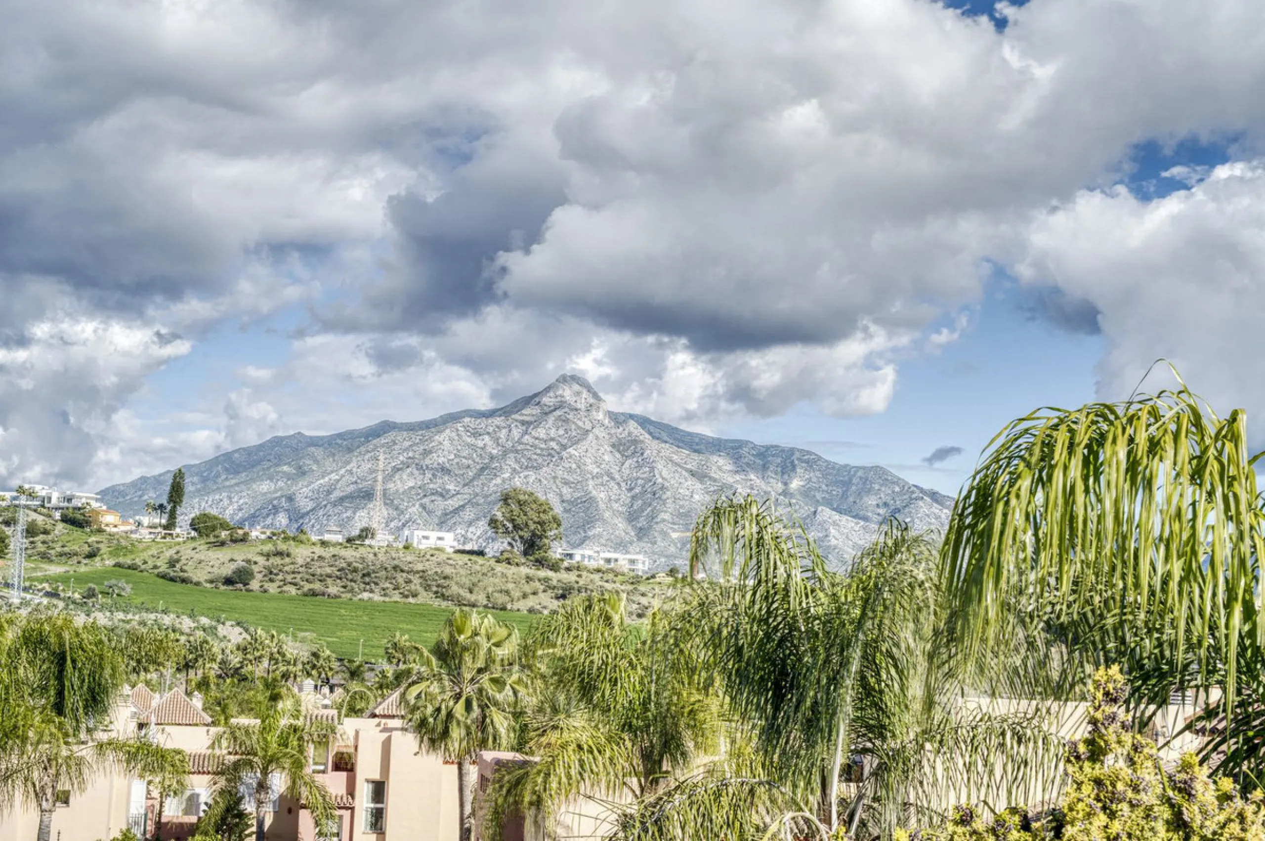 Discover this beautiful townhouse located in a quiet and well-kept closed urbanisation in Marbella, ideal for those looking for comfort, privacy and an excellent location, a few minutes from the main points of interest of the Costa del Sol.