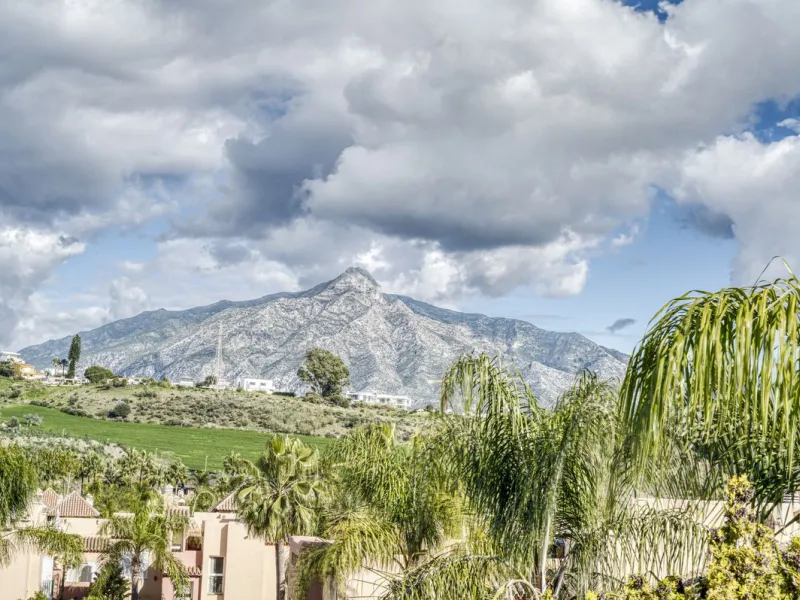 Discover this beautiful townhouse located in a quiet and well-kept closed urbanisation in Marbella, ideal for those looking for comfort, privacy and an excellent location, a few minutes from the main points of interest of the Costa del Sol.