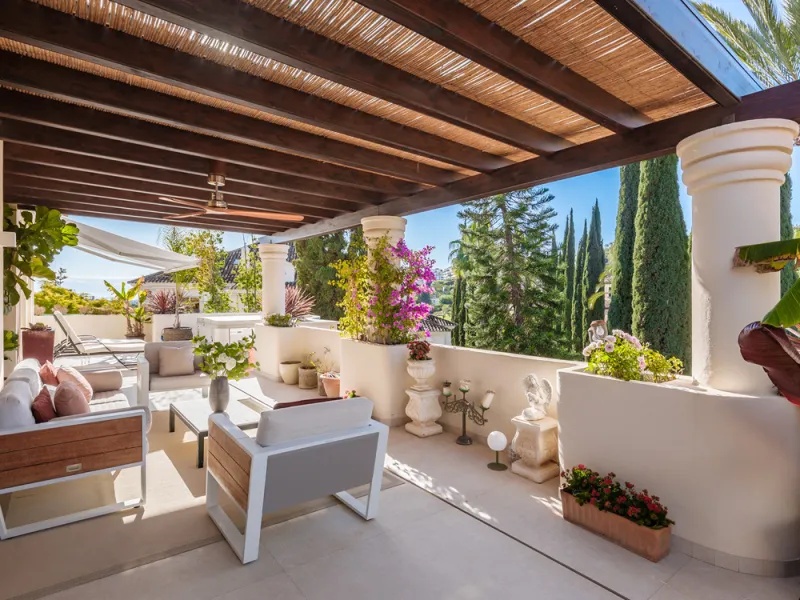 This exceptional and exquisitely designed southwest-facing duplex penthouse offers a stunning panoramic view of the award-winning gardens of Las Alamandas, in Nueva Andalucía, providing an ideal balance of sun and shade across its expansive terrace spaces