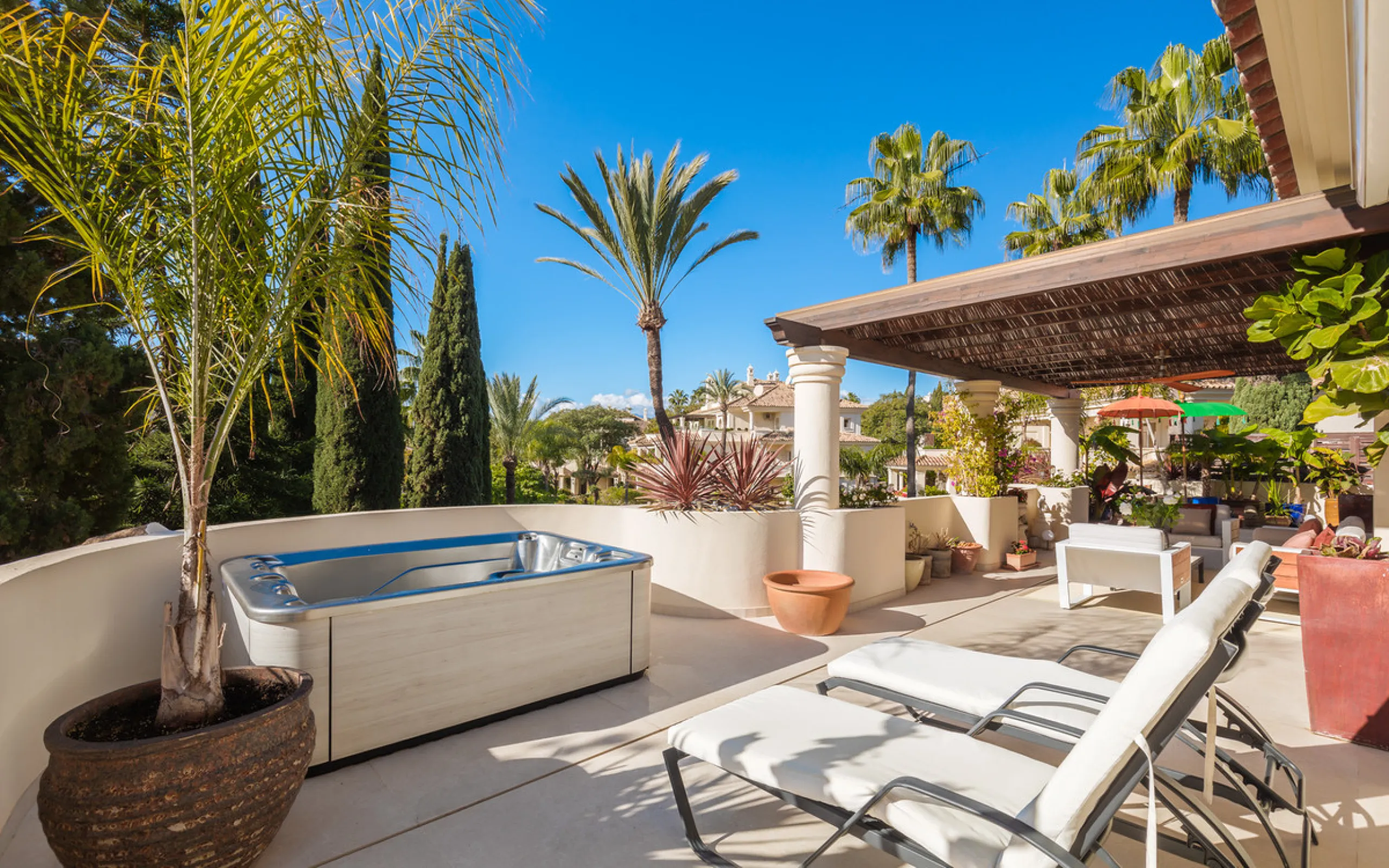 This exceptional and exquisitely designed southwest-facing duplex penthouse offers a stunning panoramic view of the award-winning gardens of Las Alamandas, in Nueva Andalucía, providing an ideal balance of sun and shade across its expansive terrace spaces
