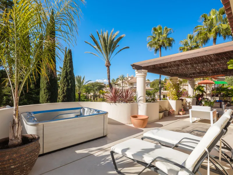This exceptional and exquisitely designed southwest-facing duplex penthouse offers a stunning panoramic view of the award-winning gardens of Las Alamandas, in Nueva Andalucía, providing an ideal balance of sun and shade across its expansive terrace spaces