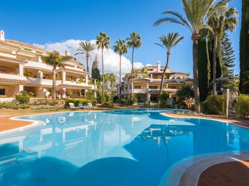This exceptional and exquisitely designed southwest-facing duplex penthouse offers a stunning panoramic view of the award-winning gardens of Las Alamandas, in Nueva Andalucía, providing an ideal balance of sun and shade across its expansive terrace spaces