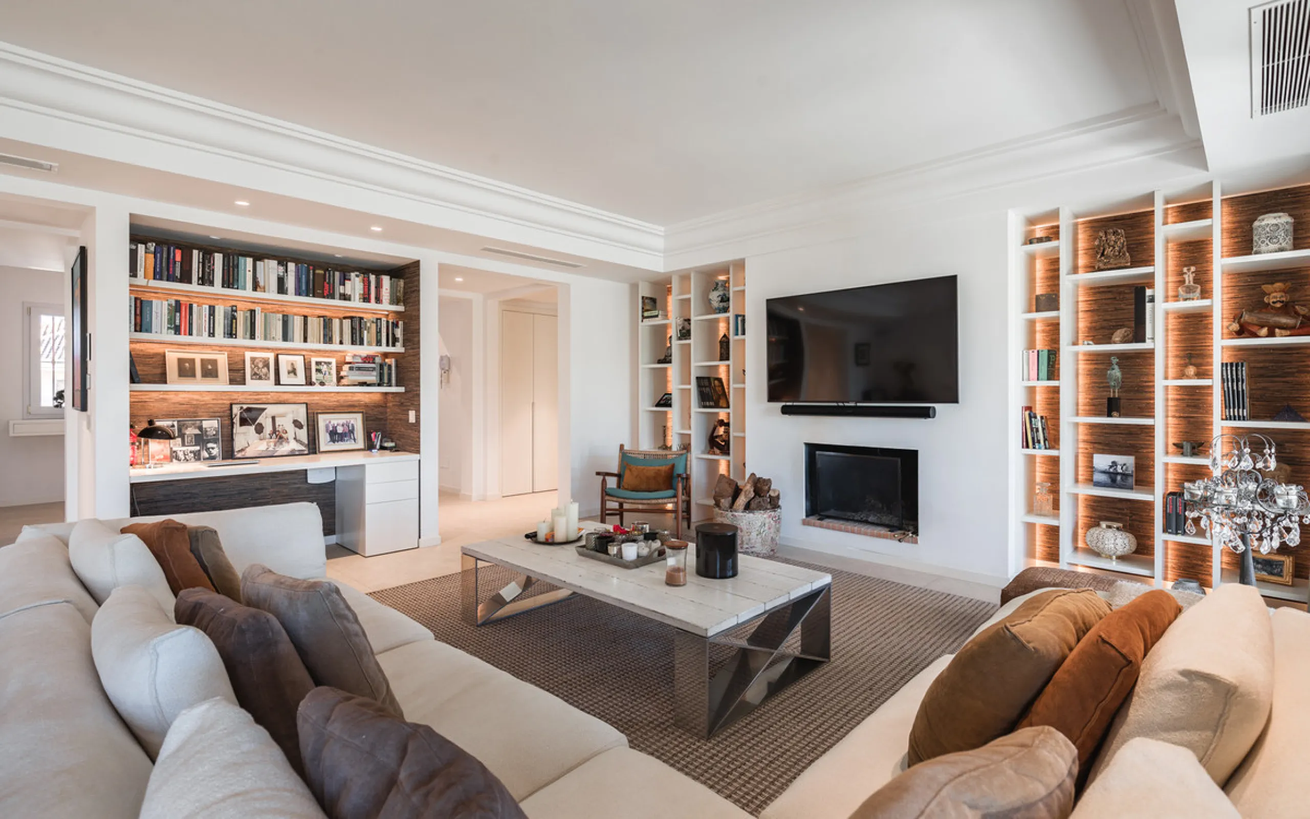 This exceptional and exquisitely designed southwest-facing duplex penthouse offers a stunning panoramic view of the award-winning gardens of Las Alamandas, in Nueva Andalucía, providing an ideal balance of sun and shade across its expansive terrace spaces