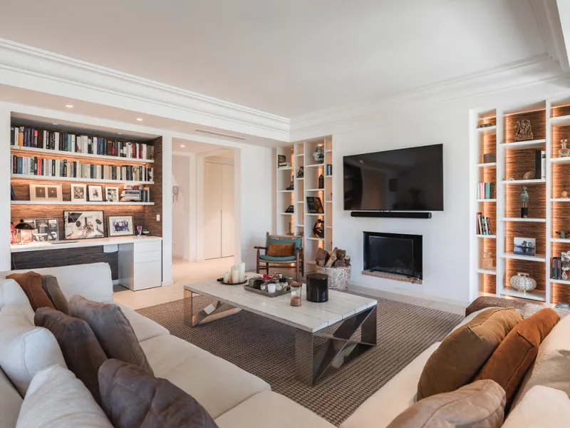 This exceptional and exquisitely designed southwest-facing duplex penthouse offers a stunning panoramic view of the award-winning gardens of Las Alamandas, in Nueva Andalucía, providing an ideal balance of sun and shade across its expansive terrace spaces