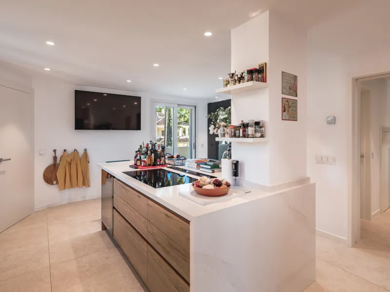 This exceptional and exquisitely designed southwest-facing duplex penthouse offers a stunning panoramic view of the award-winning gardens of Las Alamandas, in Nueva Andalucía, providing an ideal balance of sun and shade across its expansive terrace spaces