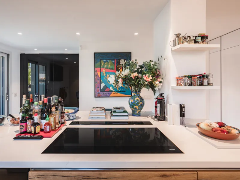 This exceptional and exquisitely designed southwest-facing duplex penthouse offers a stunning panoramic view of the award-winning gardens of Las Alamandas, in Nueva Andalucía, providing an ideal balance of sun and shade across its expansive terrace spaces
