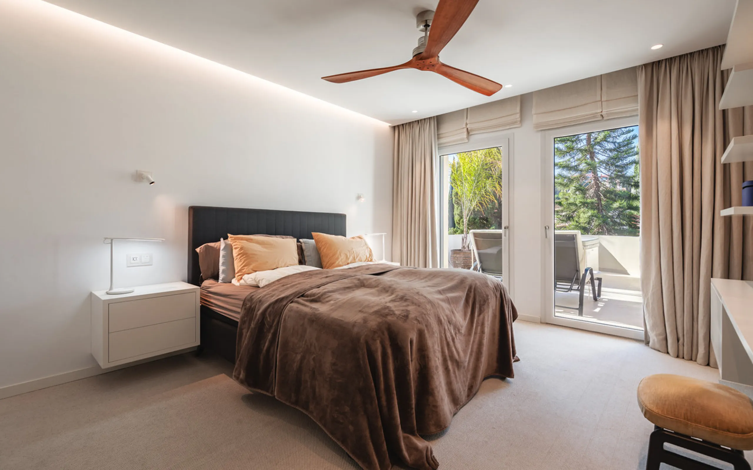 This exceptional and exquisitely designed southwest-facing duplex penthouse offers a stunning panoramic view of the award-winning gardens of Las Alamandas, in Nueva Andalucía, providing an ideal balance of sun and shade across its expansive terrace spaces