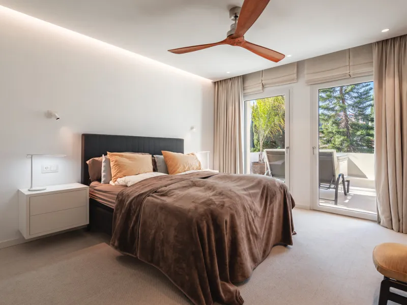 This exceptional and exquisitely designed southwest-facing duplex penthouse offers a stunning panoramic view of the award-winning gardens of Las Alamandas, in Nueva Andalucía, providing an ideal balance of sun and shade across its expansive terrace spaces