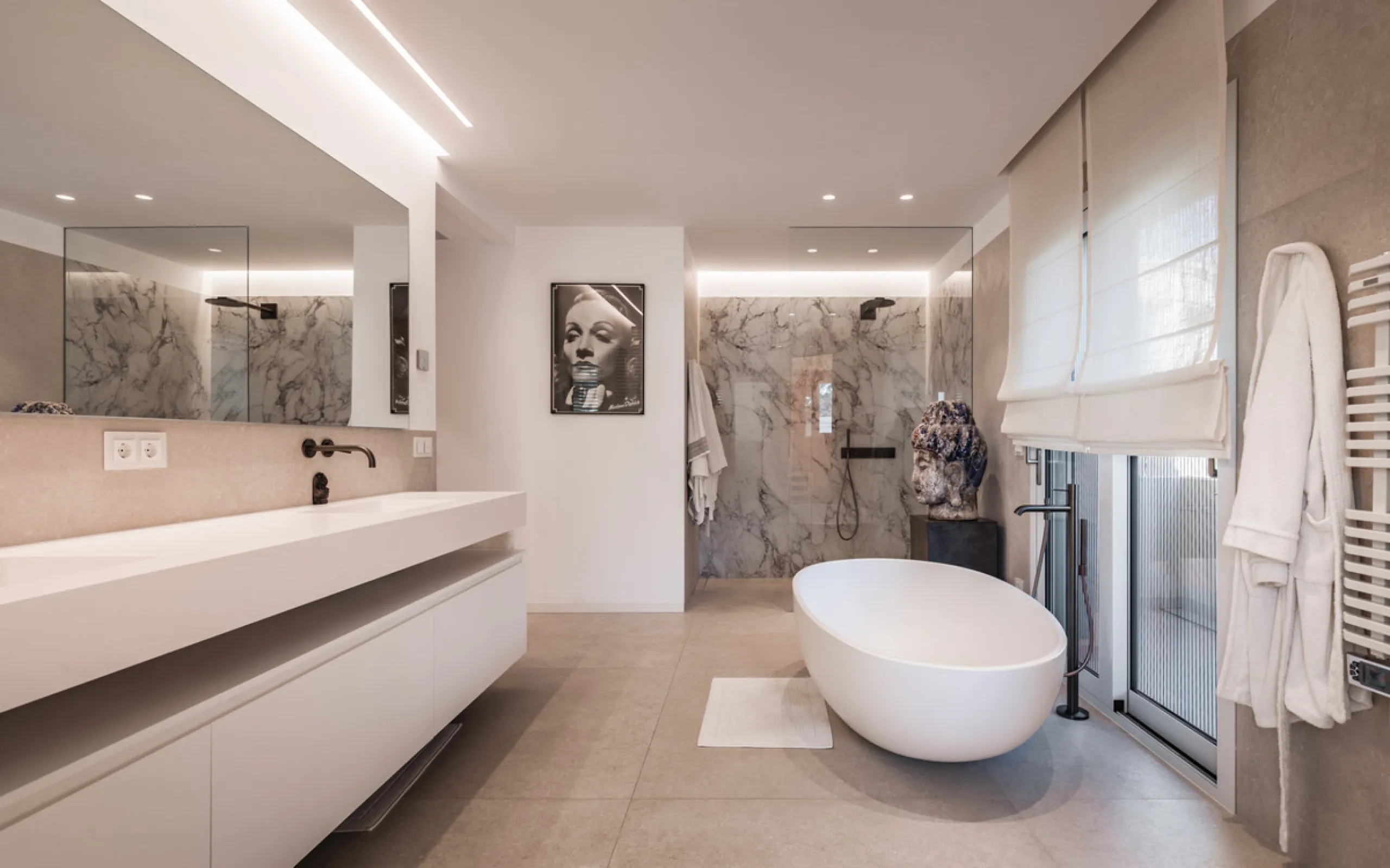 This exceptional and exquisitely designed southwest-facing duplex penthouse offers a stunning panoramic view of the award-winning gardens of Las Alamandas, in Nueva Andalucía, providing an ideal balance of sun and shade across its expansive terrace spaces