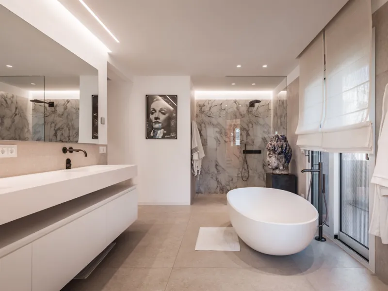 This exceptional and exquisitely designed southwest-facing duplex penthouse offers a stunning panoramic view of the award-winning gardens of Las Alamandas, in Nueva Andalucía, providing an ideal balance of sun and shade across its expansive terrace spaces