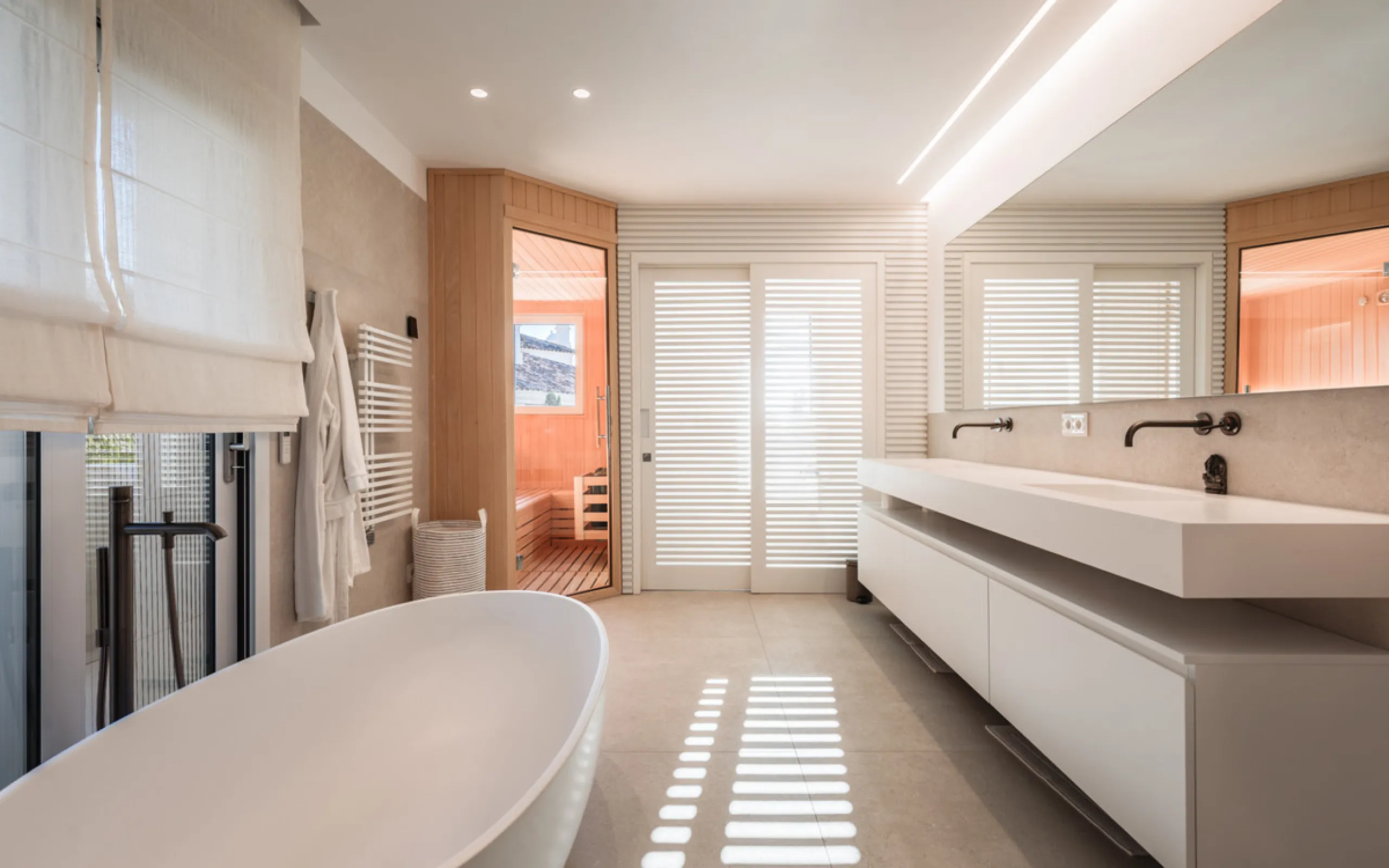 This exceptional and exquisitely designed southwest-facing duplex penthouse offers a stunning panoramic view of the award-winning gardens of Las Alamandas, in Nueva Andalucía, providing an ideal balance of sun and shade across its expansive terrace spaces