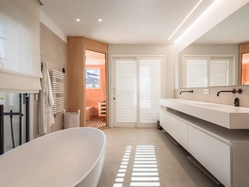 This exceptional and exquisitely designed southwest-facing duplex penthouse offers a stunning panoramic view of the award-winning gardens of Las Alamandas, in Nueva Andalucía, providing an ideal balance of sun and shade across its expansive terrace spaces