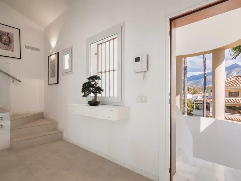 This exceptional and exquisitely designed southwest-facing duplex penthouse offers a stunning panoramic view of the award-winning gardens of Las Alamandas, in Nueva Andalucía, providing an ideal balance of sun and shade across its expansive terrace spaces