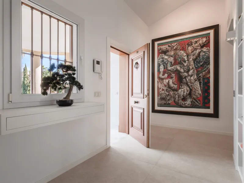 This exceptional and exquisitely designed southwest-facing duplex penthouse offers a stunning panoramic view of the award-winning gardens of Las Alamandas, in Nueva Andalucía, providing an ideal balance of sun and shade across its expansive terrace spaces