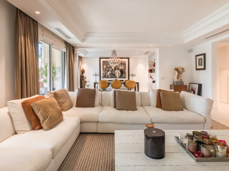This exceptional and exquisitely designed southwest-facing duplex penthouse offers a stunning panoramic view of the award-winning gardens of Las Alamandas, in Nueva Andalucía, providing an ideal balance of sun and shade across its expansive terrace spaces