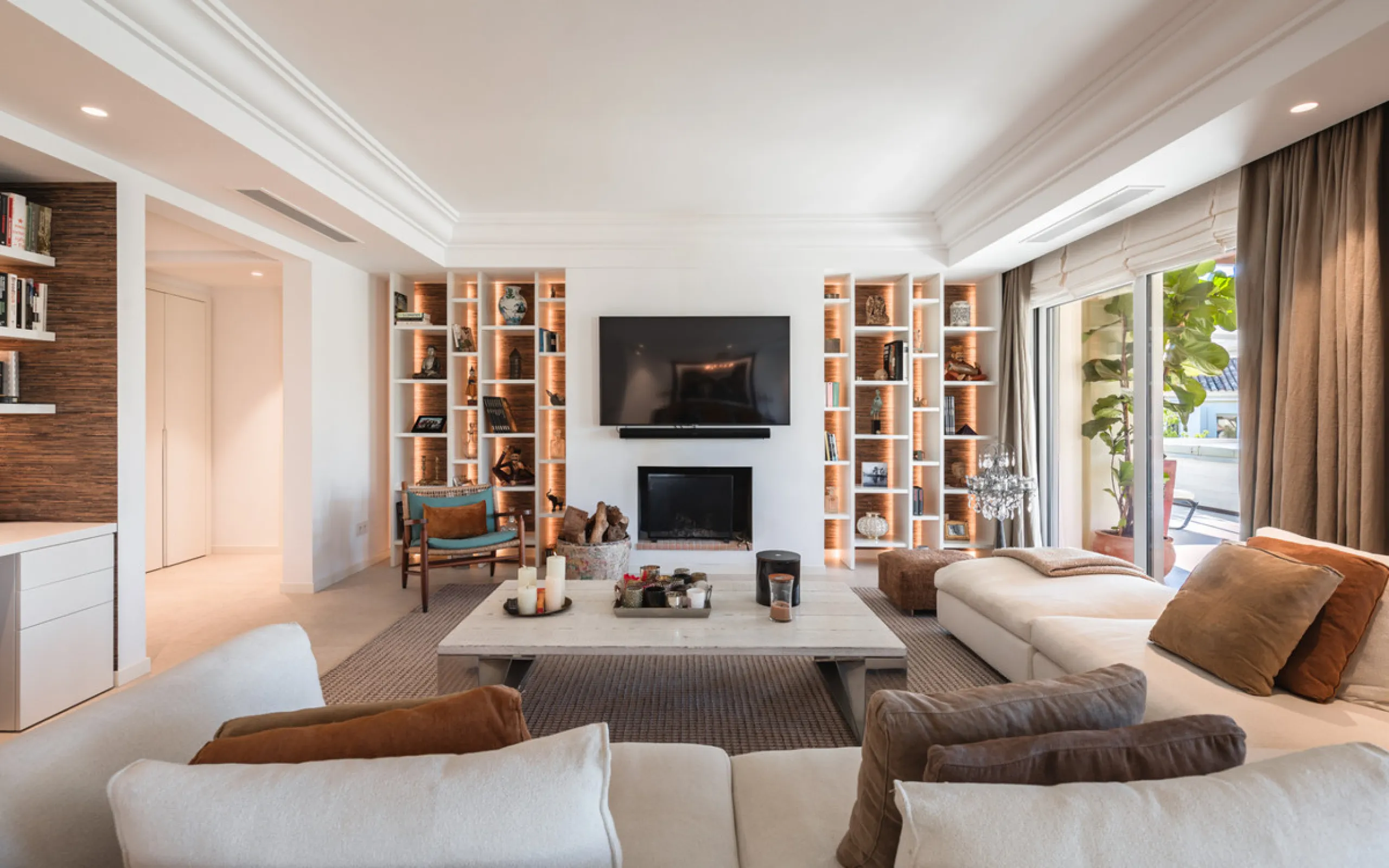 This exceptional and exquisitely designed southwest-facing duplex penthouse offers a stunning panoramic view of the award-winning gardens of Las Alamandas, in Nueva Andalucía, providing an ideal balance of sun and shade across its expansive terrace spaces
