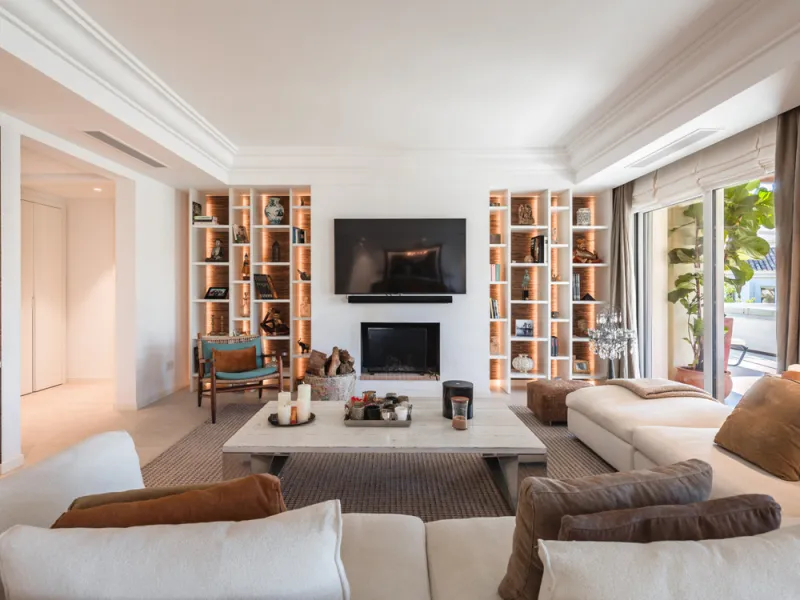 This exceptional and exquisitely designed southwest-facing duplex penthouse offers a stunning panoramic view of the award-winning gardens of Las Alamandas, in Nueva Andalucía, providing an ideal balance of sun and shade across its expansive terrace spaces