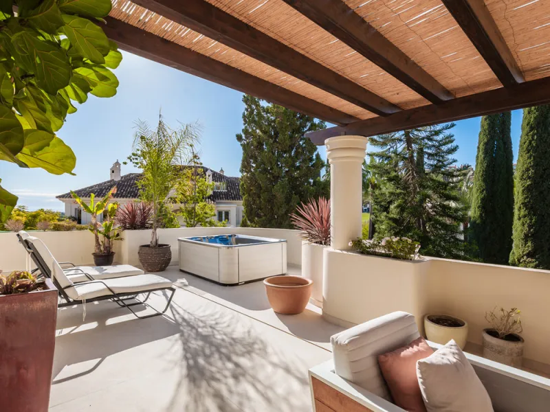 This exceptional and exquisitely designed southwest-facing duplex penthouse offers a stunning panoramic view of the award-winning gardens of Las Alamandas, in Nueva Andalucía, providing an ideal balance of sun and shade across its expansive terrace spaces