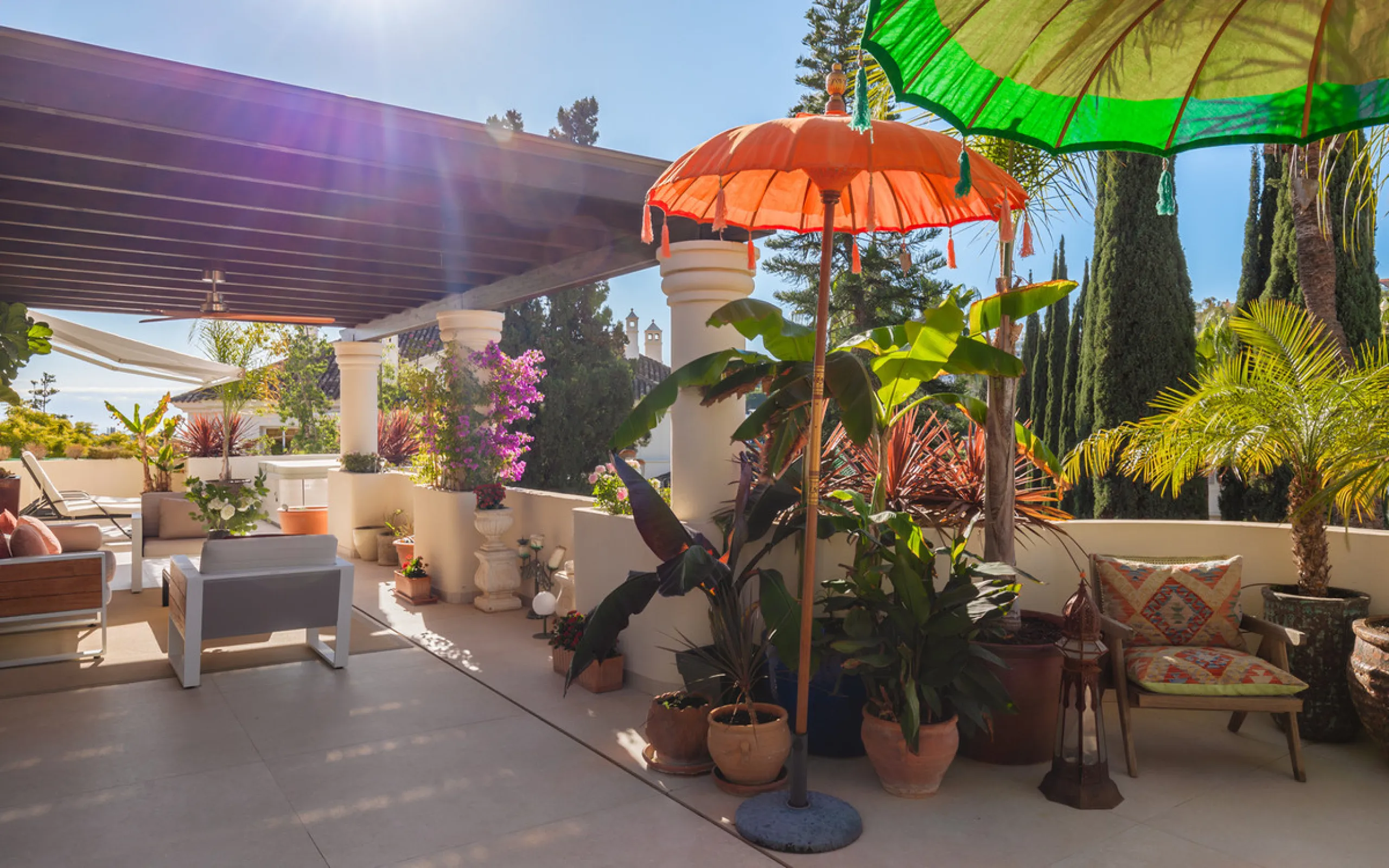 This exceptional and exquisitely designed southwest-facing duplex penthouse offers a stunning panoramic view of the award-winning gardens of Las Alamandas, in Nueva Andalucía, providing an ideal balance of sun and shade across its expansive terrace spaces