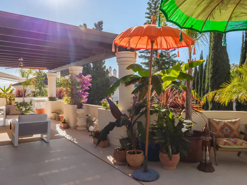 This exceptional and exquisitely designed southwest-facing duplex penthouse offers a stunning panoramic view of the award-winning gardens of Las Alamandas, in Nueva Andalucía, providing an ideal balance of sun and shade across its expansive terrace spaces