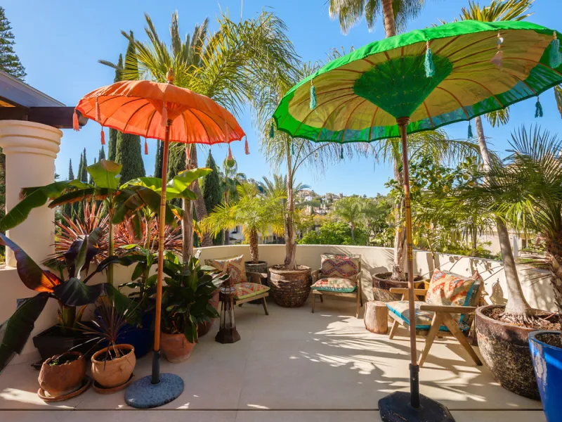 This exceptional and exquisitely designed southwest-facing duplex penthouse offers a stunning panoramic view of the award-winning gardens of Las Alamandas, in Nueva Andalucía, providing an ideal balance of sun and shade across its expansive terrace spaces