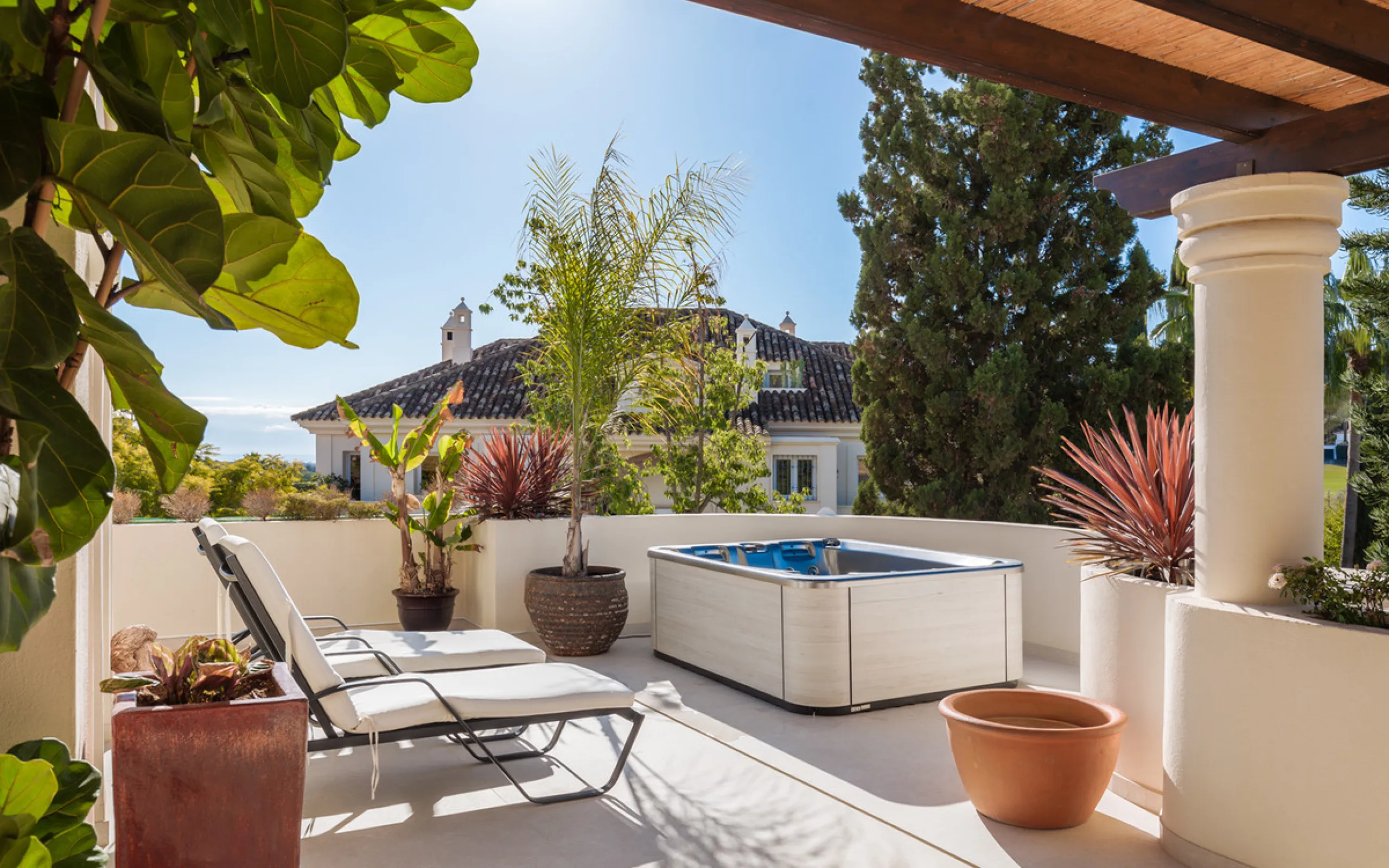 This exceptional and exquisitely designed southwest-facing duplex penthouse offers a stunning panoramic view of the award-winning gardens of Las Alamandas, in Nueva Andalucía, providing an ideal balance of sun and shade across its expansive terrace spaces