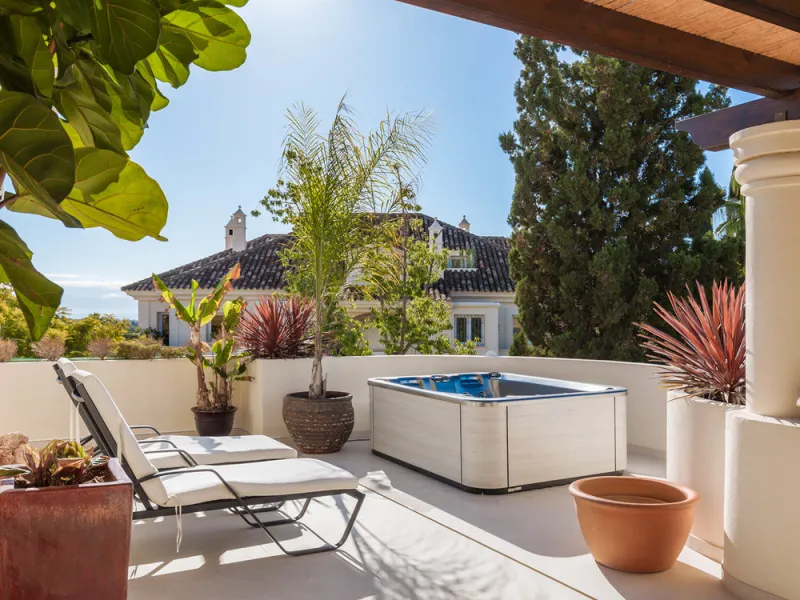 This exceptional and exquisitely designed southwest-facing duplex penthouse offers a stunning panoramic view of the award-winning gardens of Las Alamandas, in Nueva Andalucía, providing an ideal balance of sun and shade across its expansive terrace spaces