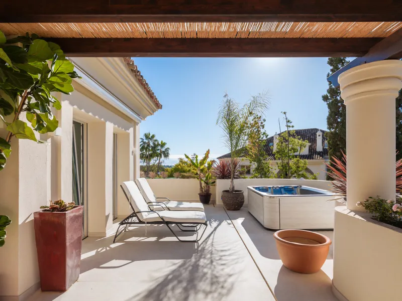 This exceptional and exquisitely designed southwest-facing duplex penthouse offers a stunning panoramic view of the award-winning gardens of Las Alamandas, in Nueva Andalucía, providing an ideal balance of sun and shade across its expansive terrace spaces