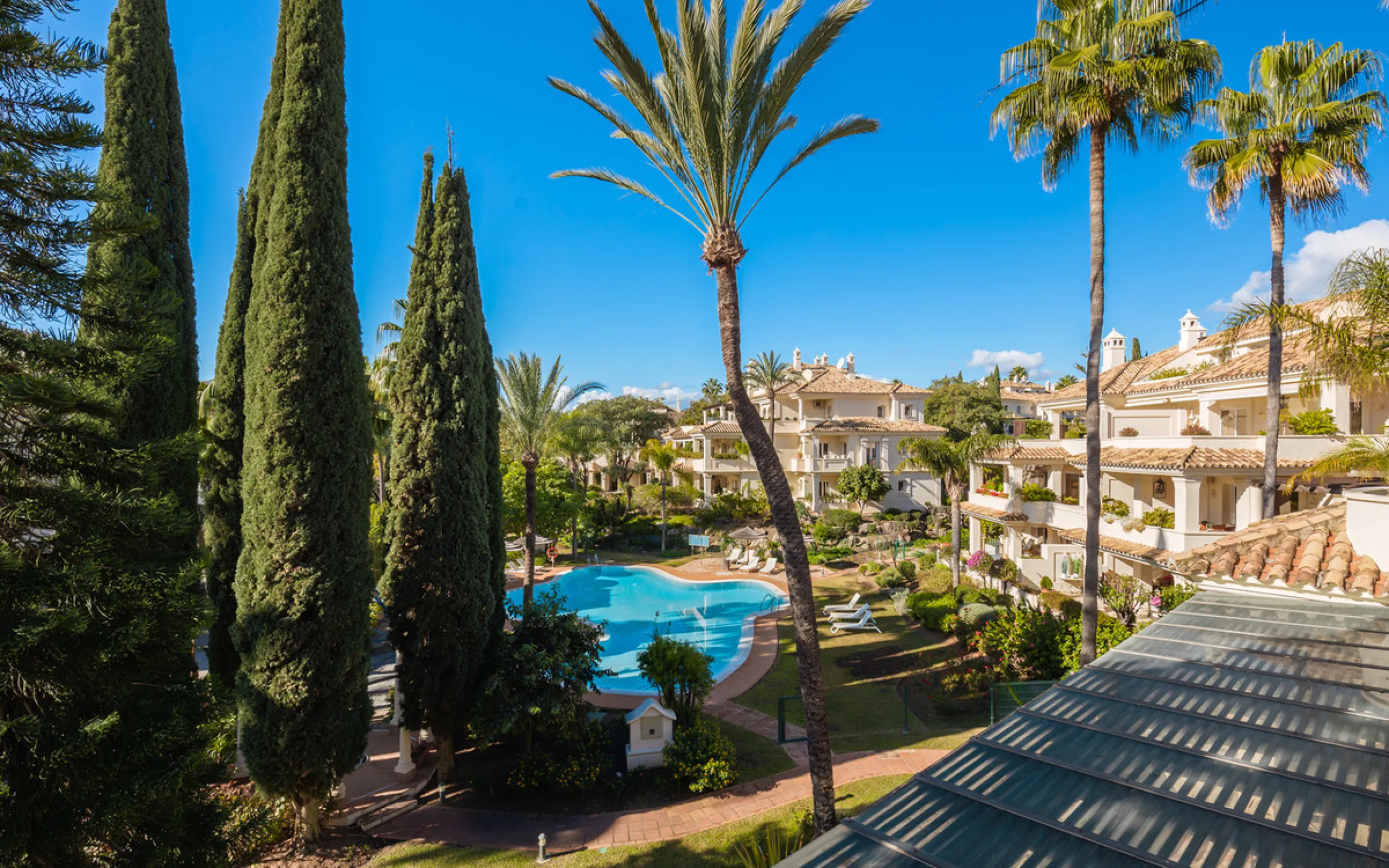 This exceptional and exquisitely designed southwest-facing duplex penthouse offers a stunning panoramic view of the award-winning gardens of Las Alamandas, in Nueva Andalucía, providing an ideal balance of sun and shade across its expansive terrace spaces