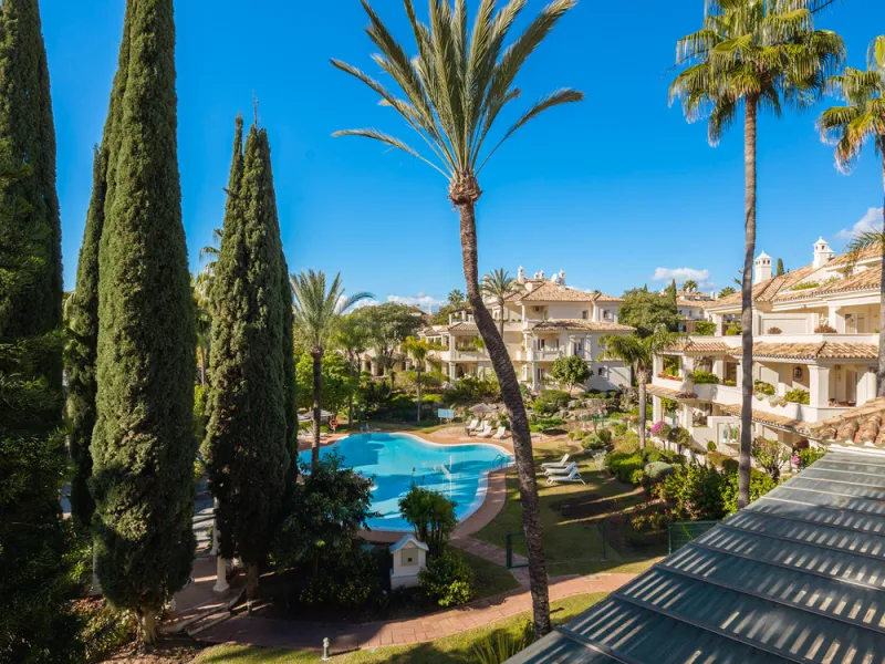 This exceptional and exquisitely designed southwest-facing duplex penthouse offers a stunning panoramic view of the award-winning gardens of Las Alamandas, in Nueva Andalucía, providing an ideal balance of sun and shade across its expansive terrace spaces