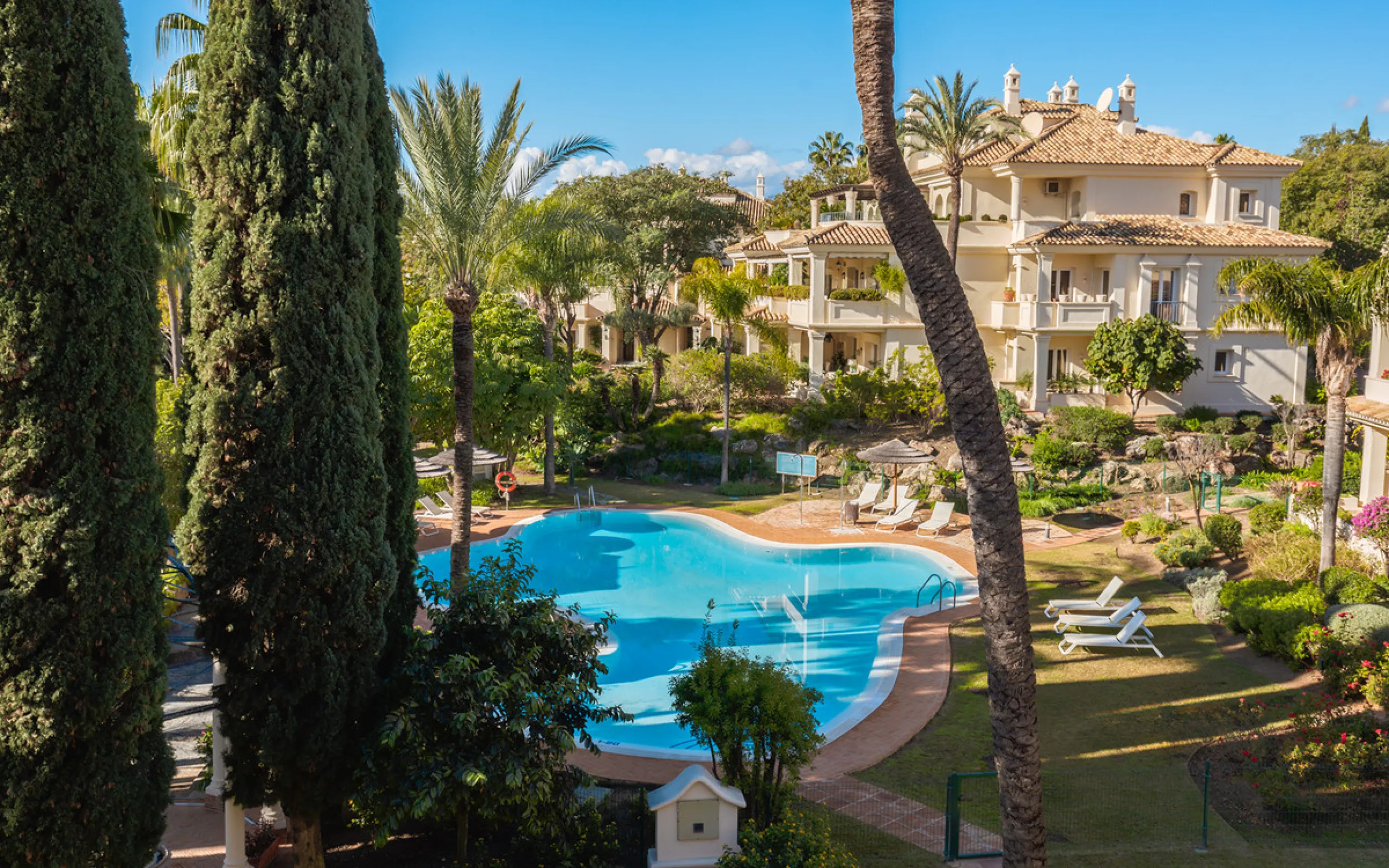 This exceptional and exquisitely designed southwest-facing duplex penthouse offers a stunning panoramic view of the award-winning gardens of Las Alamandas, in Nueva Andalucía, providing an ideal balance of sun and shade across its expansive terrace spaces